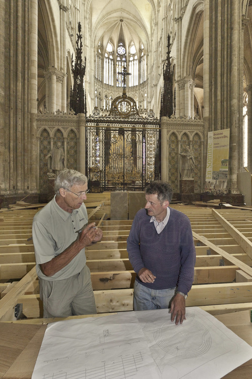 Somme (80) - Cathédrale d'Amiens : Menuisiers au travail sur la restauration de l'autel. // France - Somme (80) - Cathedral of Amiens : Carpenters at work on the restoration of the altar.