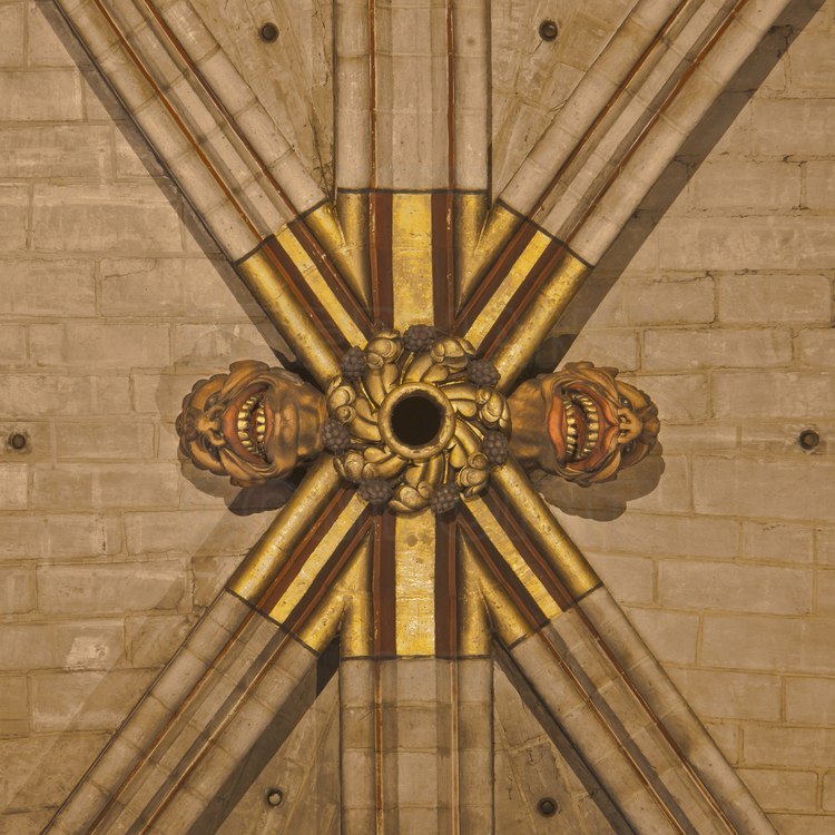 Paris (75) - Cathédrale Notre Dame de Paris : La cle de voute du transept sud, ornee de masques. // France - Paris (75) - Cathedral Notre Dame de Paris : The keystone of the south transept, decorated with masks.