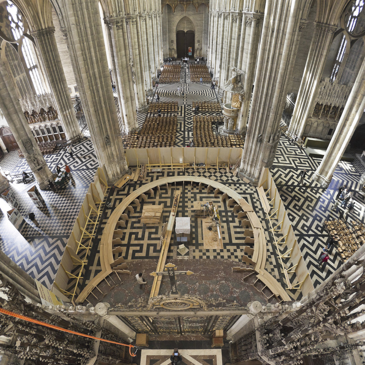 Somme (80) - Cathédrale d'Amiens : Menuisiers au travail sur la restauration de l'autel. // France - Somme (80) - Cathedral of Amiens : Carpenters at work on the restoration of the altar.