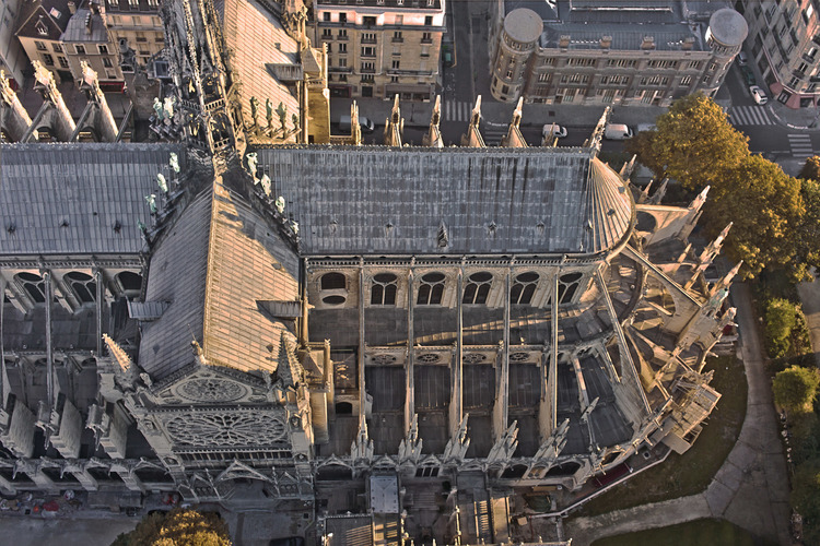 Paris (75) - Cathédrale Notre Dame de Paris : Notre Dame vue depuis le sud, avec le portail Saint Etienne (a g.) et le chevet (a d.).  En haut a gauche, a la croisee du transept, la base de la fleche (culminant a 96 metres) est ornee de douze statues des apotres, en cuivre repousse. En arriere plan, la rue du Cloitre Notre Dame. Altitude 90 metres. // France - Paris (75) - Cathedral Notre Dame de Paris : Notre Dame seen from the south, with the portal of Saint Etienne (left) and the chevet (right). Top left, at the crossing of transept, the base of the arrow (rising to 96 meters) is adorned with twelve statues of the apostles, made in copper. In the background, the rue du Cloitre Notre Dame. Altitude 90 meters.