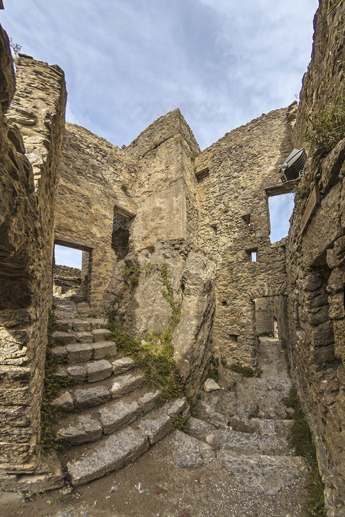 Pyrénées Orientales (66) - Château de Puylaurens. Deuxième partie de l'escalier intérieur donnant accès au donjon. // France - Pyrénées Orientales (66) - Puylaurens castle. Second part of the internal staircase giving access to the dungeon.