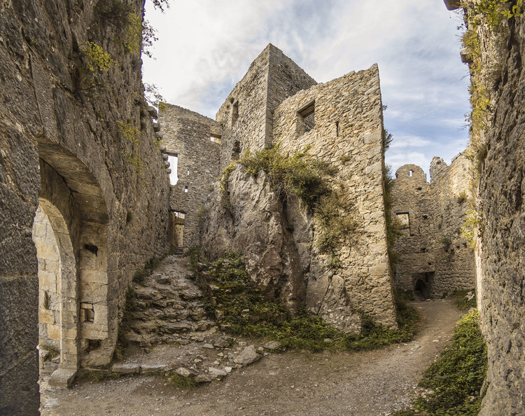 Pyrénées Orientales (66) - Château de Puylaurens. Première partie de l'escalier intérieur donnant accès au donjon. // France - Pyrénées Orientales (66) - Puylaurens castle. First part of the internal staircase giving access to the dungeon.