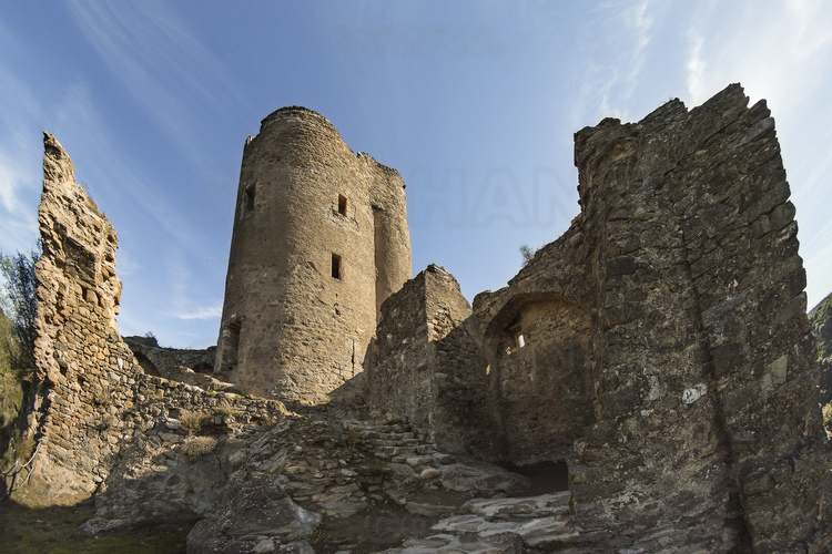 Aude (11) - Château de Lastours. Tour Surdespine. // France - Aude (11) - Lastours castle. Surdespine tower.