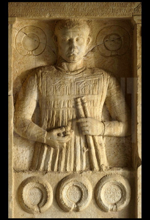 Entouré de couronnes symbolisant autant de victoires, cette stèle datée de 140 après J.C. représente le joueur d’aulos (double flûte) Lucius de Corinthe, vainqueur à de multiples reprises à l’épreuve musicale, notamment lors des compétitions des Jeux Pythiques à Delphes. Musée Archéologique de Némée.