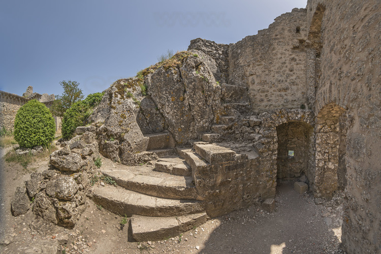 Aude (11) : Château de Peyrepertuse. Enceinte basse. Accès au chemin de ronde de la forteresse. // France - Aude (11) : Peyrepertuse castle. Low enclosure. Access to the fortress walkway.
