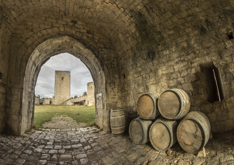 Aude (11) - Chateau de Puivert. Entrée de la Tour Porte, à l'Est. En arrière plan, le donjon. // France - Aude (11) - Puivert castle. Entrance to the Porte Tower, to the East. IOn background, the dungeon.