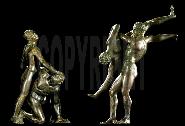 Statuettes en bronze représentant deux couples d’athlètes pendant une épreuve de lutte. Musée Archéologique National d’Athènes.
