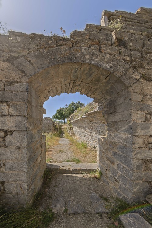 Aude (11) - Château de Termes. Entrée primitive réhabilitée. // France, Aude (11) - Termes castle. Primitive entry rehabilitated.