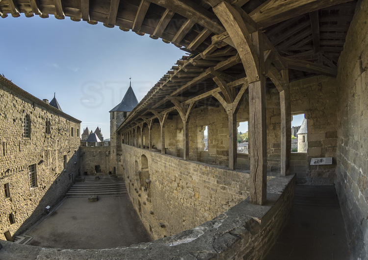Aude (11) - Cité et château de Carcassonne, déja classés au patrimoine mondial. Chemin de ronde Sud du château comtal. // France - Aude (11) - City and castle of Carcassonne, already classified au patrimoine mondial. Southern walkway of the Count's castle.