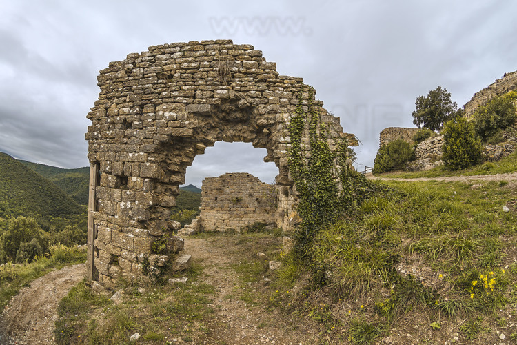 Aude (11) - Château de Termes. Porte de la salle des Gardes depuis l'Est. // France - Aude (11) - Termes castle. Gate of the Guards Hall from the East.