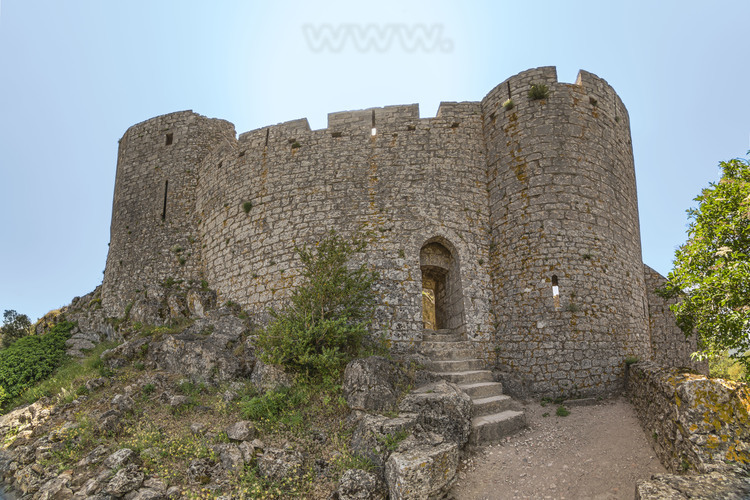 Aude (11) : Château de Peyrepertuse. Enceinte basse. Entrée du donjon Vieux. // France - Aude (11) - Peyrepertuse castle. Low enclosure. Entrance of the Old dungeon.