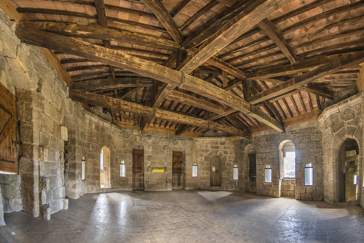 Aude (11) - Château d'Arques. Salle du 2ème étage du donjon. // France - Aude (11) - Arques castle. Hall of the 2nd floor of the dungeon.