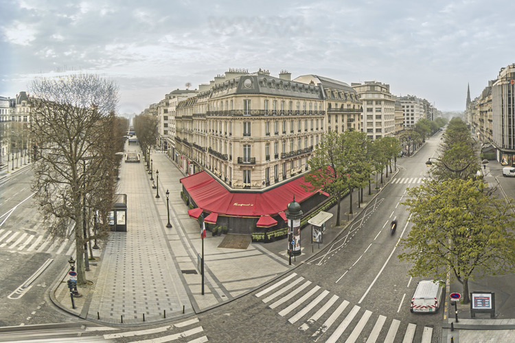 Ile de France - Paris (75) : Première semaine de confinement due à l'épidémie de Coronavirus. Ici, les Champs Elysées à hauteur de l'avenue George V : le restaurant Fouquet's.