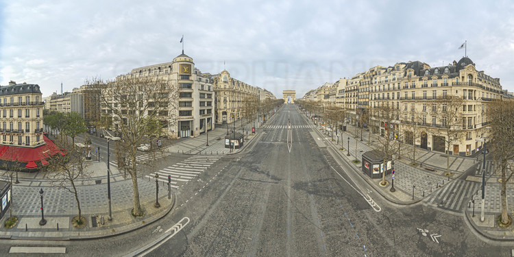 Ile de France - Paris (75) : Première semaine de confinement due à l'épidémie de Coronavirus. Ici, les Champs Elysées à hauteur de l'avenue George V.