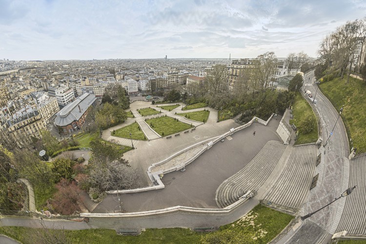 Ile de France - Paris (75) : Première semaine de confinement due à l'épidémie de Coronavirus. Ici, le square Louise Michel et les ecsaliers montant à la basilique du Sacré Coeur de Montmartre.