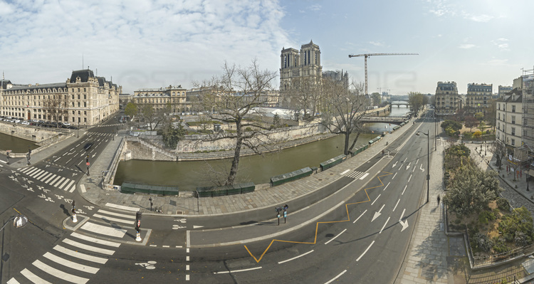 Ile de France - Paris (75) : Première semaine de confinement due à l'épidémie de Coronavirus. Ici, le quai de Montebello, la prefecture de Police (à gauche) et Notre Dame de Paris.