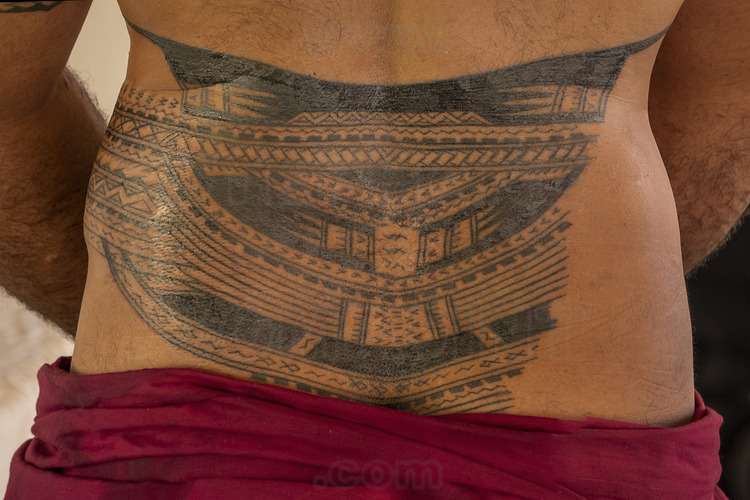 Iles Samoa américaines (anciennes Samoa orientales) - Ile de Tutuila : Tatouage traditionnel dans le village de Poloa. Le maître tatoueur, M. Wilson Fitiao (t-shirt rouge) est l'un des rares à avoir le droit d'exercer cet artisanat ancestral, contrôlé par quelques familles. Aux Samoa, le tatouage est un marqueur social fort, signe d'honneur et de respect. Bien qu'il ne soit pas obligatoire, presque tous les chefs de villages en portent, y compris les femmes. C'est le tatoueur (et non le 