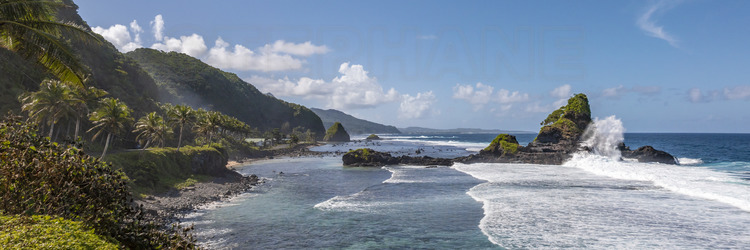 Iles Samoa américaines (anciennes Samoa orientales) - Ile de Tutuila :  Rochers et plage près d'Alaiga, sur la côte sud de l'île. // American Samoa Islands (former Eastern Samoa) - Tutuila Island: Rocks and beach near Alaiga, on the south coast of the island.
