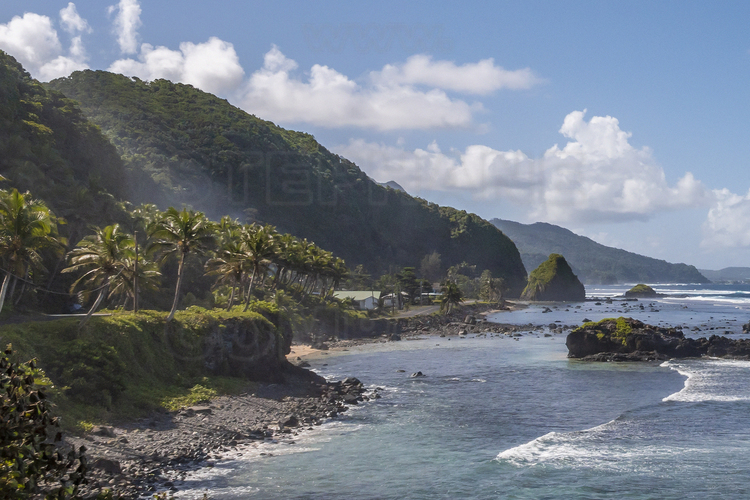 Iles Samoa américaines (anciennes Samoa orientales) - Ile de Tutuila :  Rochers et plage près d'Alaiga, sur la côte sud de l'île. // American Samoa Islands (former Eastern Samoa) - Tutuila Island: Rocks and beach near Alaiga, on the south coast of the island.