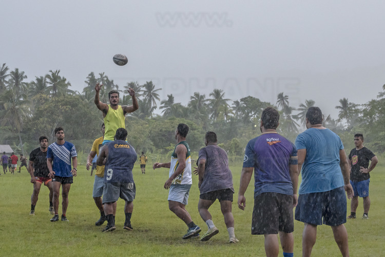 Iles Samoa (anciennes Samoa occidentales) - Ile d'Upolu : Fin d'après-midi à Apia : quelle que soit la météo, c'est l'heure de jouer au rugby, sport national. // Samoa Islands (former Western Samoa) - Upolu Island: Late afternoon in Apia: whatever the weather, it's time to play rugby, a national sport.