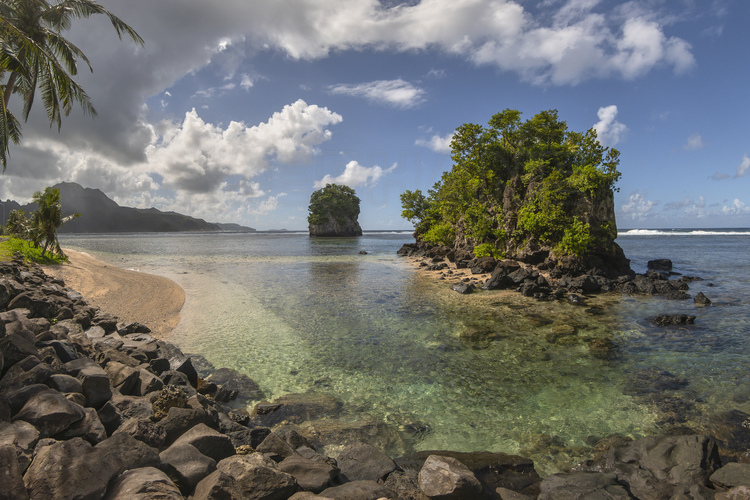 Iles Samoa américaines (anciennes Samoa orientales) - Ile de Tutuila :  Rochers et plage de Fatumafuti, sur la côte sud de l'île. // American Samoa Islands (former Eastern Samoa) - Tutuila Island: Rocks and Fatumafuti Beach, on the south coast of the island.