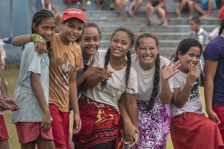 Iles Samoa (anciennes Samoa occidentales) - Ile de Savaï  - Village de Salailua : Après l'école, les filles jouent plutôt au cricket. Ici, un groupe de collégiennes. // Samoa Islands (former Western Samoa) - Savai Island - Salailua Village: After school, the girls play cricket instead. Here, a group of schoolgirls.