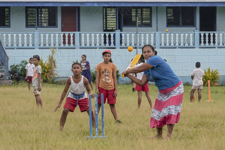Iles Samoa (anciennes Samoa occidentales) - Ile de Savaï  - Village de Salailua : Après l'école, les filles jouent plutôt au cricket. // Samoa Islands (former Western Samoa) - Savaï Island - Salailua village: After school, the girls play cricket instead.