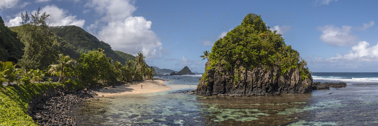 Iles Samoa américaines (anciennes Samoa orientales) - Ile de Tutuila : Rocher et plage de Aumi, sur la côte sud de l'île. // American Samoa Islands (former Eastern Samoa) - Tutuila Island: Rock and beach of Aumi, on the south coast of the island