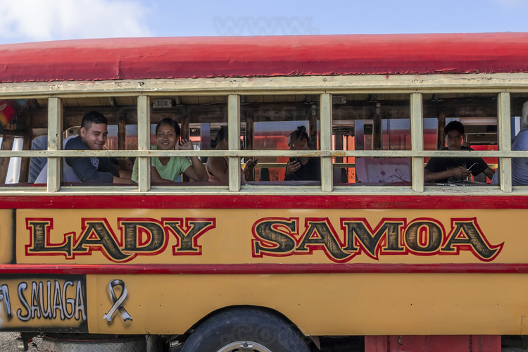Iles Samoa (anciennes Samoa occidentales) - Ile de Savaï : Bus sur le débarcadère du port de Mulifuana, dans la partie Est de l'île. // Samoa Islands (former Western Samoa) - Savai Island: Bus on the landing stage of the port of Mulifuana, in the eastern part of the island.