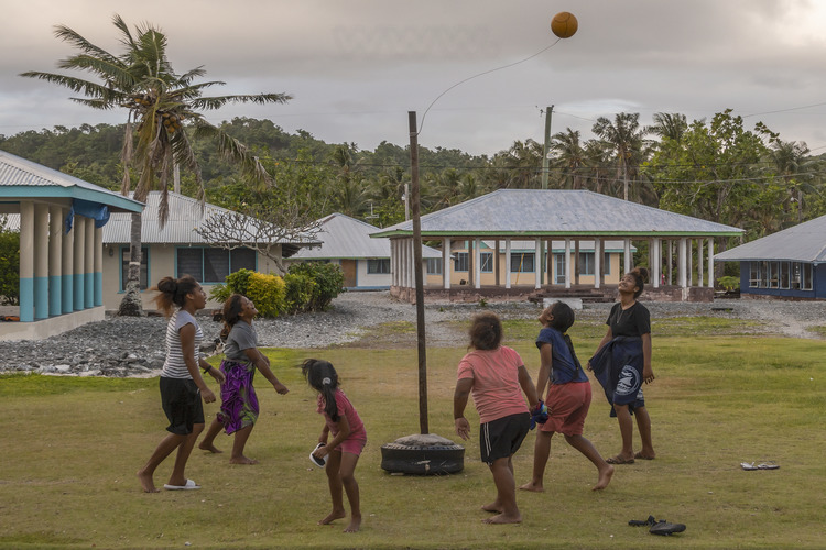 Iles Samoa américaines (anciennes Samoa orientales) - Ile de Ainu'u : Jeu de balle dans le village de Ainu'u. // American Samoa Islands (former Eastern Samoa) - Ainu'u Island: Ball game in the village of Ainu'u.