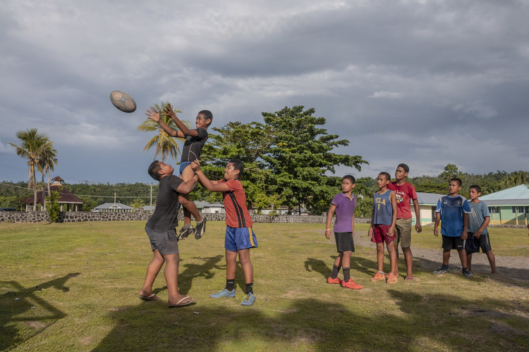 Iles Samoa (anciennes Samoa occidentales) - Ile de Savaï - Village de A'opo : Après l'école, les garçons jouent quotidiennement au rugby, sport national. // Samoa Islands (former Western Samoa) - Savai Island - Village of A'opo: After school, the boys play daily rugby, a national sport.