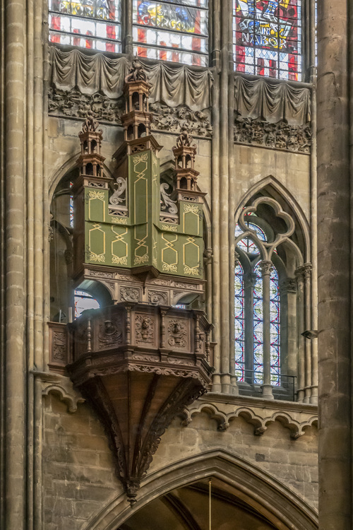 Moselle (57) - Metz - Cathédrale Saint Etienne : L'orgue en Nid d'Hirondelle, suspendu au montant sud de la Nef. // France - Moselle (57) - Metz - Cathedral Saint Etienne : The Swallow's Nest Organ, suspended from the south upright of the Nave.