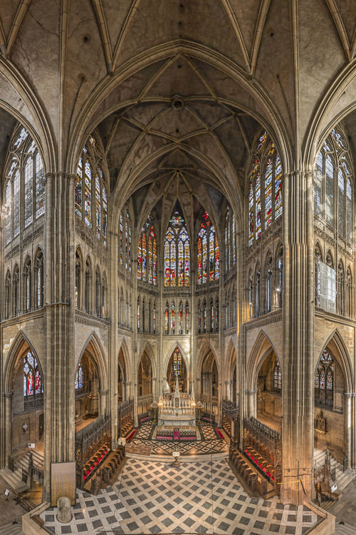 Moselle (57) - Metz - Cathédrale Saint Etienne : Le choeur vu depuis le transept central. // France - Moselle (57) - Metz - Cathedral Saint Etienne : The choir seen from the central transept.