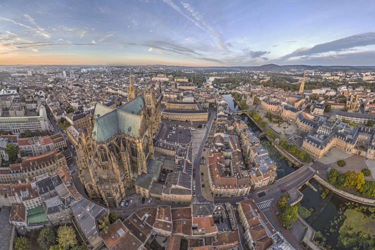 Moselle (57) - Metz - Cathédrale Saint Etienne : Vue aérienne depuis le Nord Est. A droite, la Moselle. // France - Moselle (57) - Metz - Cathedral Saint Etienne : Aerial view from the North East. Right, the river Moselle.