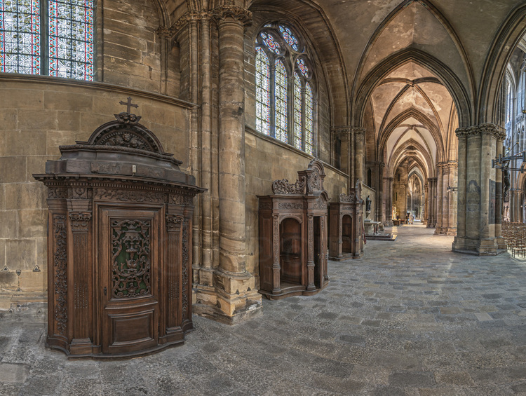 Moselle (57) - Metz - Cathédrale Saint Etienne : Bas-côtés Sud de la nef : Confessionnaux. // France - Moselle (57) - Metz - Cathedral Saint Etienne : South aisles of the nave: Confessionals.
