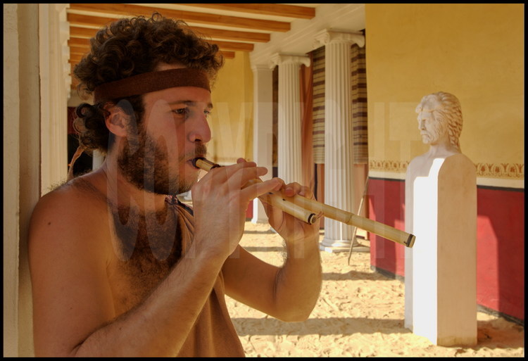 Originalité de l’entraînement dans l’Antiquité : les exercices étaient pratiqués au son du tambour et d’une flûte double, l’aulos.