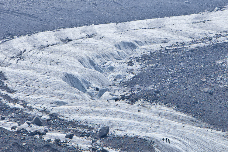 Auvergne Rhône Alpes - Haute Savoie (74) ; Sur la banquise du Groënland ? Mer de Glace. Le plus grand glacier français est facilement accessible grâce au petit train rouge à crémaillère au départ de Chamonix. Vingt minutes plus tard, arrivée à la gare du Montenvers, à 1913 m d’altitude : un univers étonnant où l’eau et la glace se mêlent, au pied de hauts sommets du massif du Mont-Blanc. Les amateurs pourront s’initier ou pratiquer l’escalade sur glace, ou simplement se balader sur ce glacier relativement plat et observer bédières, moulins, moraines, séracs. Le spectacle est impressionnant : 7 km de long pour 200 m d’épaisseur et une largeur qui varie entre 700 et 1950 m. Pour pénétrer au cœur du site, direction la grotte de glace. Accessible à pied ou par télécabine, cette grotte est retaillée tous les ans car le glacier avance de 90 m par an en moyenne. // France - Auvergne Rhône Alpes - Haute Savoie (74); On the Greenland ice floe ? Sea ice. The largest French glacier is easily accessible thanks to the small red cog train departing from Chamonix. Twenty minutes later, arrival at Montenvers station, at an altitude of 1913 m: an amazing universe where water and ice mix, at the foot of the high peaks of the Mont-Blanc massif. Fans can learn or practice ice climbing, or simply walk on this relatively flat glacier and observe bédières, mills, moraines, seracs. The spectacle is impressive: 7 km long by 200 m thick and a width which varies between 700 and 1950 m. To enter the heart of the site, head for the ice cave. Accessible on foot or by cable car, this cave is re-cut every year because the glacier advances 90 m per year on average.