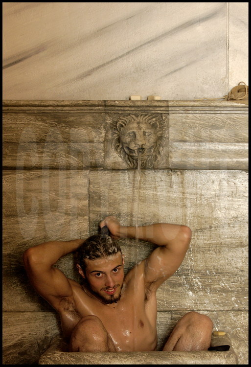 Le lutteur italien  Ivan Fracassi dans la salle de bains de la palestre, reconstituée telle qu’elle existait dans l’Antiquité.