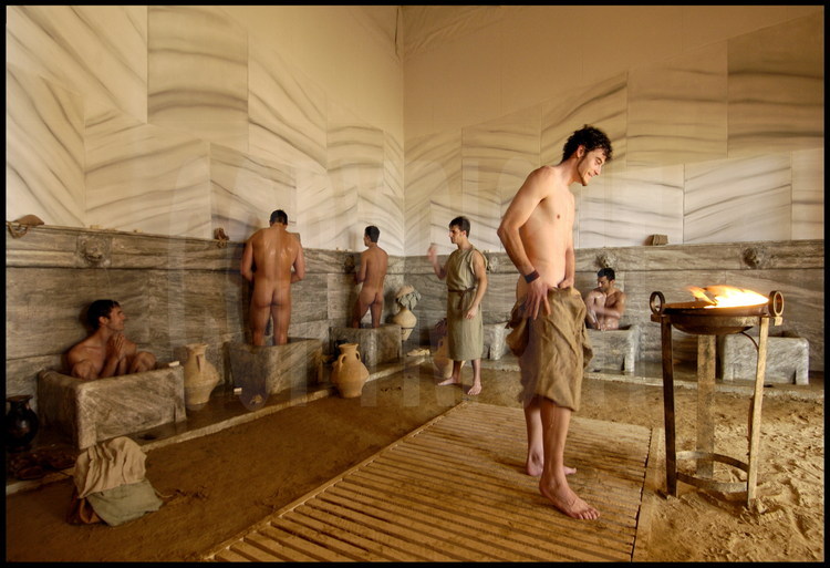 Les athlètes italiens et espagnols dans la salle de bains de la palestre, reconstituée telle qu’elle existait dans l’Antiquité. A droite, le pentathlète espagnol Ismael Gonzalez.