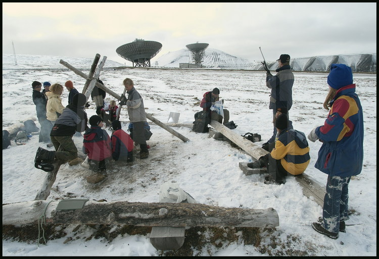 A cause des ours polaires, personne ne sort de la ville sans armes. Même les écoliers en classe de neige sont protégés par leur maître et son fusil. en arrière plan, la station scientifique d'Eiscat.
