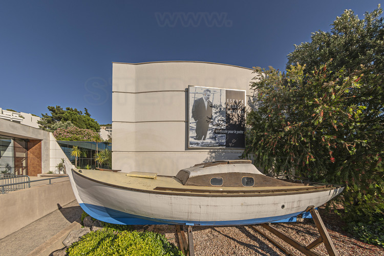 Occitanie - Hérault (34) - Sète : Façade de l'espace Georges Brassens avec le bateau 