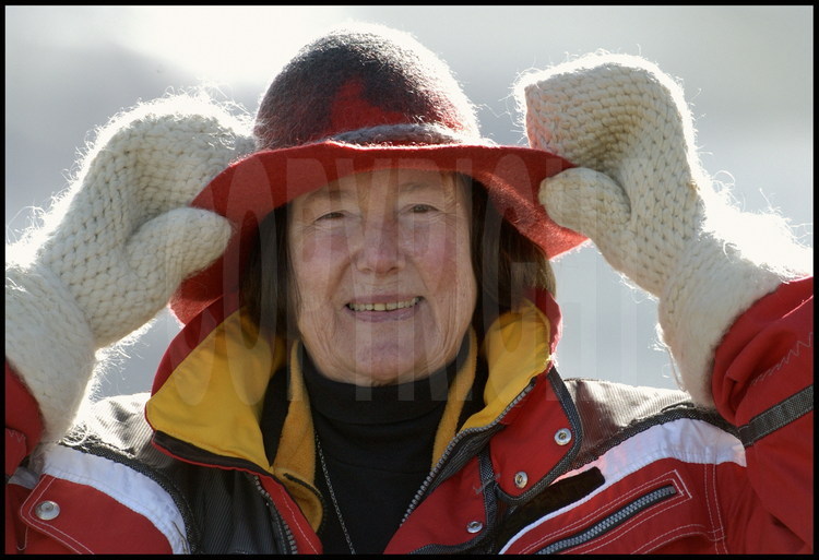 Anna Meland est la plus ancienne résidente de Longyearbyen. Elle est arrivée en 1968, en compagnie de son mari qui travaillait à la mine. Après le décès de celui-ci et un bref retour sur le continent, elle a décidé de revenir s’installer au Spitzberg. « En hiver, la solidarité entre les gens est exceptionnelle. C’est ma saison préférée. »