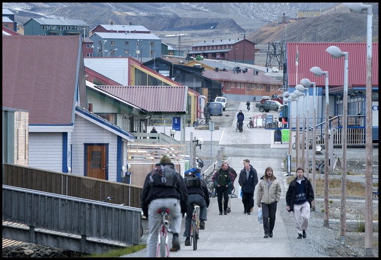 Quatre mille personnes environ habitent l’archipel. Surtout des mineurs et des chercheurs, mais aussi une centaine d’étudiants et leurs vingt-quatre enseignants permanents, sans oublier quelques commerçants et une poignée de fonctionnaires. Ici, la principale artère de Longyearbyen.