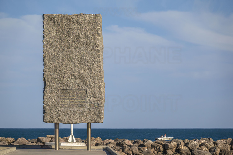 Occitanie - Hérault (34) - Sète : La stèle Georges Brassens, située sur la corniche de Neuburg, au sud de la ville. Un couplet de sa fameuse chanson 