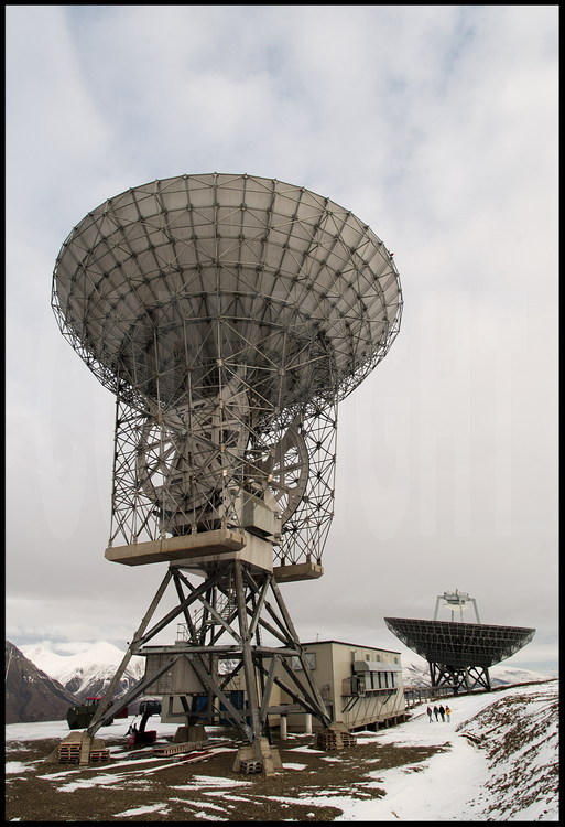 Situé sous le cornet polaire (une zone de passage des particules cosmiques sur Terre), le Spitzberg est aussi une vitrine unique pour étudier l’action des particules solaires sur l’atmosphère terrestre. Sept pays, réunis dans le programme Eiscat, étudient l’action de ces particules sur l’atmosphère terrestre en envoyant de puissantes impulsions électromagnétiques via deux antennes radar installées sur l’archipel.