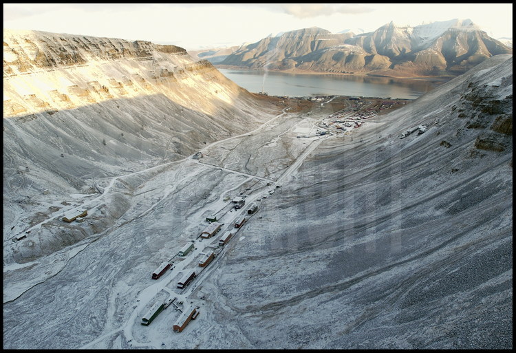 Aujourd’hui peuplée de 1600 habitants, parmi lesquels seulement 233 mineurs norvégiens, Longyearbyen est la ville principale de l’archipel. C’est aussi l’une des communautés humaines les plus septentrionales du globe, à deux heures de vol du continent. Même au cœur de la nuit polaire, elle y est reliée par une correspondance aérienne quotidienne.