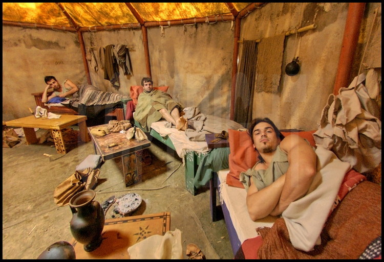Non loin de la palestre, les participants ont résidé dans un campement reconstituant à l’identique les conditions de vie de leurs ancêtres. A l’intérieur de leur tente, les athlètes italiens se réveillent après une fraîche nuit. A droite, Emmanuelle Formichetti.