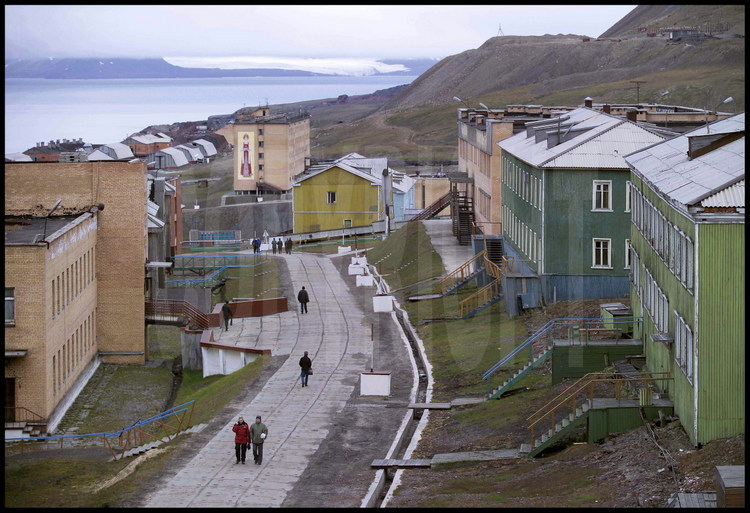 Contrairement à la ville voisine de Longyearbyen, éloignée seulement de 50 km, les HLM de Barentsburg, plantés sur le permafrost, sont en briques et en béton et toute la ville semble couverte d’une suie poisseuse. La ville dispose d’un hôpital décrépît, d’un centre sportif qui fait également office de maison de la culture, d’un théâtre et d’un petit musée dédié à l’histoire de la présence russe dans l’archipel.