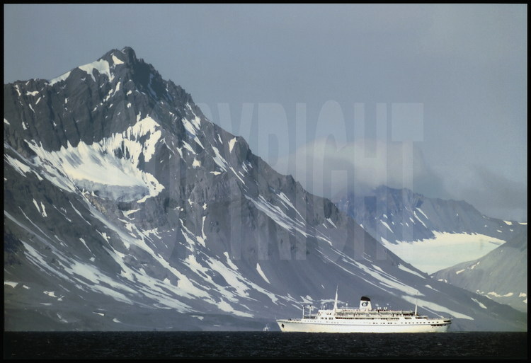 Aucune route terrestre ne relie les territoires norvégiens de l’archipel. C’est donc le navire « Jan Mayen » qui nous emmène à Barentsburg. Au milieu du fjord, un paquebot : avec 25 000 passagers par an, les croisières touristiques sont en pleine expansion mais dangereuses pour l’écosystème local.