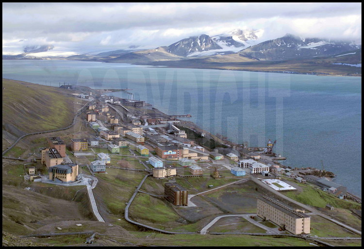 Barentsburg est une ville minière peuplée d’un petit milliers de mineurs russes et ukrainiens perdus aux confins de l’arctique, à 900 km du Cap Nord, vers le 78e parallèle. Située dans la baie de Gronjord, c’était autrefois une station baleinière fréquentée par les Danois, les Russes, les Norvégiens et les Britanniques.